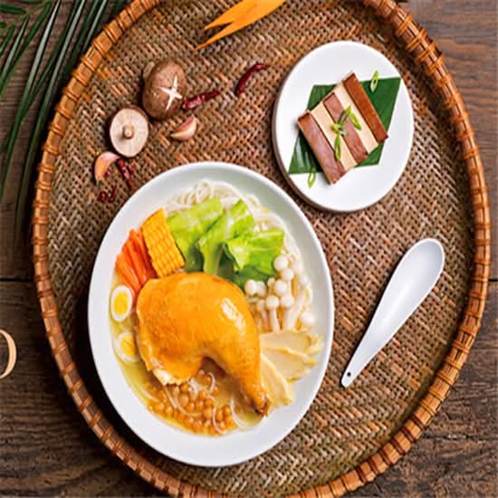 R11 鷄湯米線 / Chicken Rice Noodle Soup